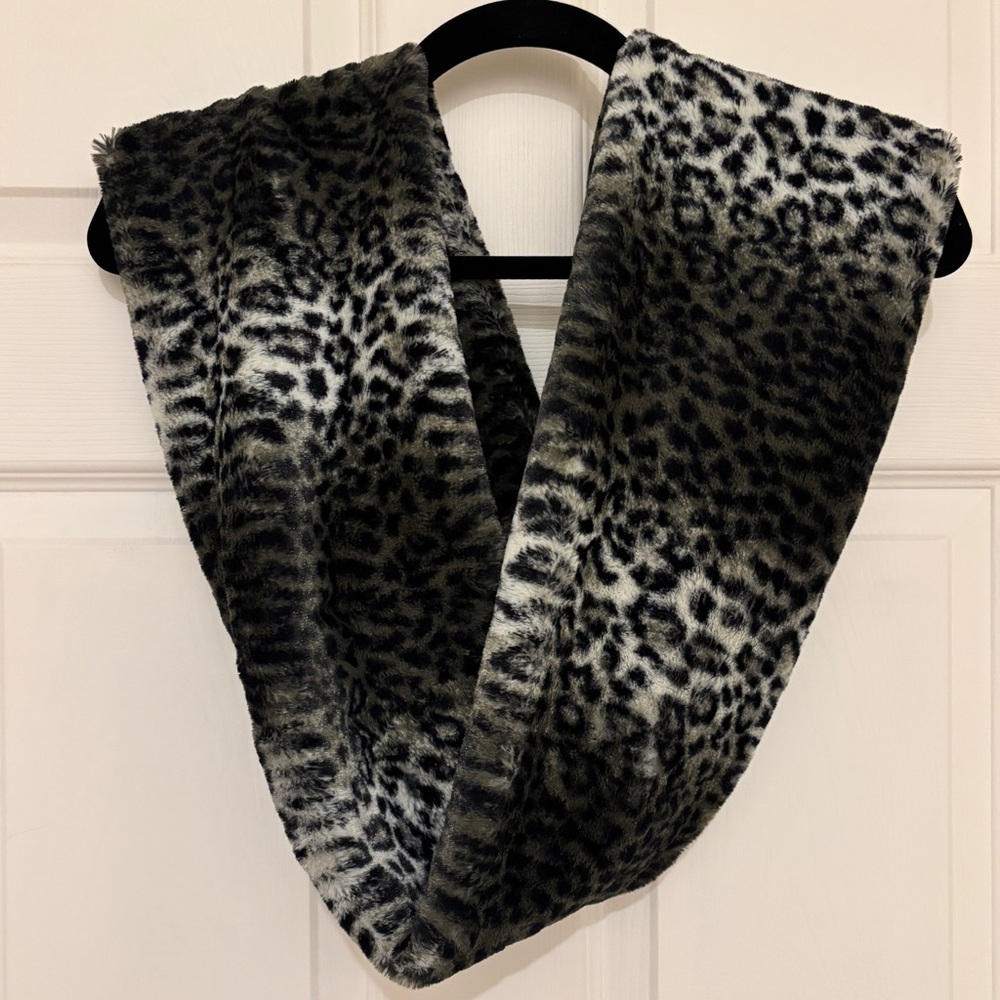 🖤 Faux Fur Leopard Print Infinity Scarf 🖤